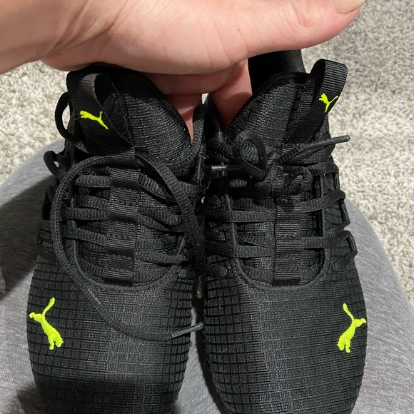 Black and neon Pumas - Picture 2 of 5